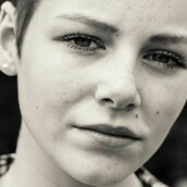 Κάποτε είχε μοβ μαλλιά, μετά καθόλου μαλλιά