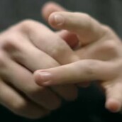 Tι συμβαίνει όταν κάνετε "κρακ" στα δάχτυλά σας;