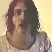 Δείτε αυτό το βίντεο με τον Κερτ Κομπέιν να φορά νυφικό και χιτλερικό μουστάκι