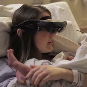 Mια τυφλή γυναίκα βλέπει το μωρό της για πρώτη φορά