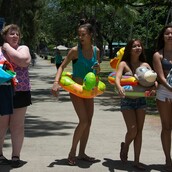 Τα πισώπλατα βλέμματα - Οι αντιδράσεις περαστικών σε μια υπέρβαρη γυναίκα