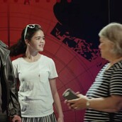 O Άρνολντ Σβαρτζενέγκερ σπάει πλάκα με τους φαν του ως Terminator