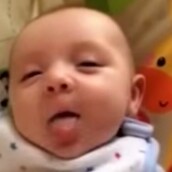 Ένα βρέφος 7 εβδομάδων λέει "hello" και λιώνει το internet