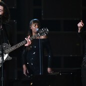 H Annie Lennox και o Hozier να τραγουδούν μαζί είναι μάλλον η καλύτερη στιγμή των Grammys