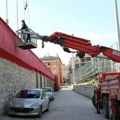 Του απαγόρεψαν την είσοδο και είδε το ματς της ομάδας του πάνω σε γερανό