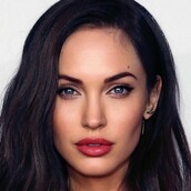 Πώς δείχνει η γυναίκα που συνδυάζει τα χαρακτηριστικά της Αντζελίνα Τζολί και της Μέγκαν Φοξ;