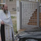 Πώς σταματάει ο παπάς το αυτοκίνητο της νύφης που έχει αργήσει