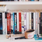 Μια έφηβη έγινε διάσημη στο Instagram λόγω της αγάπης της για τα βιβλία