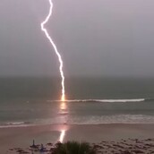 Η στιγμή που μια αστραπή χτυπά τη θάλασσα σε αργή κίνηση