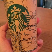 Η Μέση Γη πάνω σε ένα ποτήρι των Starbucks
