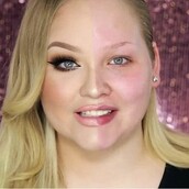 Το πριν και το μετά του μακιγιάζ πάνω στα 2 μισά του ίδιου προσώπου