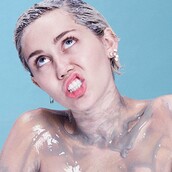 Η Miley Cyrus δεν νιώθει να είναι ούτε κορίτσι, ούτε αγόρι