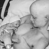 Οι συγκλονιστικές εικόνες της μητέρας που θηλάζει το γιο της για πρώτη φορά μετά τη μαστεκτομή