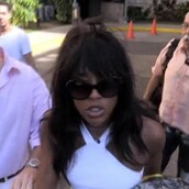 H Ναόμι Κάμπελ επιτέθηκε σε κάμεραμαν στην Κούβα