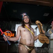 Στον διαγωνισμό για την ανάδειξη του μικρότερου πέους του Μπρούκλιν (NSFW)