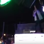 Aυτός ο τραγουδιστής έκανε την πιο απίστευτη είσοδο σε πανηγύρι 