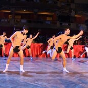 Μαθητές χορεύουν γυμνοί το Drinking’ Boys του DJ Ozma 