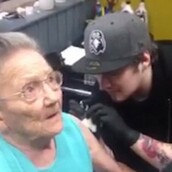 Μια 79χρονη αγνοούμενη βρέθηκε να κάνει τατουάζ