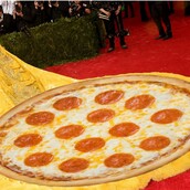 H Rihanna φόρεσε μια πίτσα πεπερόνι και πήγε στο Gala