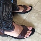 Ήρθαν οι καουμπόικες μπότες - σανδάλια (και μαζί το τέλος...)