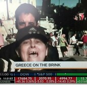 Η Λουκά αρπάζει το μικρόφωνο από τα χέρια του ρεπόρτερ του Bloomberg