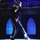 Τρομοκρατώντας περαστικούς με τα χορευτικά του Μάικλ Τζάκσον