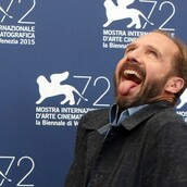 Ο Ralph Fiennes άρχισε ξαφνικά να χορεύει τρελά στους δημοσιογράφους, γιατί έτσι