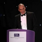 Βρήκαν τον Βαρουφάκη με παπιγιόν