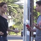 Mια όμορφη κοπέλα σταματά αγνώστους και τους ζητά (χύμα) να κάνουν σεξ