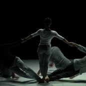 O απόλυτος συγχρονισμός πέντε χορευτών σε ένα από τα ομορφότερα βίντεο που θα δεις σήμερα