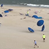 Οι "φονικές" ομπρέλες παραλίας σπέρνουν τον πανικό σε λουόμενους 