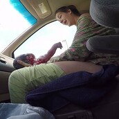 Μια γυναίκα γεννάει στο αμάξι καθώς πηγαίνει στο νοσοκομείο