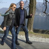 To ζεύγος Βαρουφάκη κάνει βόλτα στο Κόμο, με τους παπαράτσι κατά πόδας