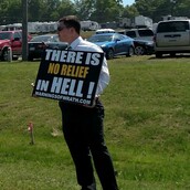 Νόμιζαν πως διαδήλωναν κατά της ομοφυλοφιλίας αλλά διαφήμιζαν πορνό ιστοσελίδα