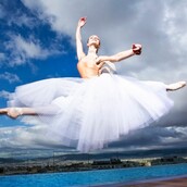 Η μπαλαρίνα Έλλη Τσιτσιπά χορεύει μέσα στο Athens Capital Hotel-MGallery Collection