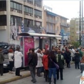 Παρατηρώντας τους ανθρώπους σε μια στάση λεωφορείου...