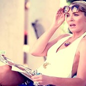 Είχα χτενίσει τα μαλλιά και φόραγα τακούνια και ο παίδαρος από τα παλιά χτυπούσε τα κουδούνια. Τι να σου λέω!