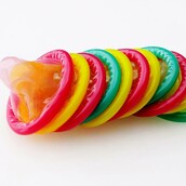 Μια γυναίκα αγοράζει προφυλακτικά... και άλλα πράματα του σατανά!