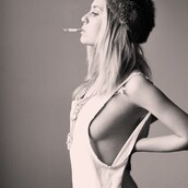 Πάνω στο στόμιο της μπύρας, πάνω στην γόπα του τσιγάρου