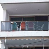 Είχες ακούσει πολλά για το απέναντι διαμέρισμα