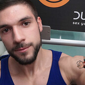 Ο Ποπάυ βγάζει selfie μέσα στο μετρό