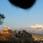 Χωρίς κανένα λόγο, άντρες φωτογραφίζουν τους όρχεις τους μπροστά από όμορφα τοπία
