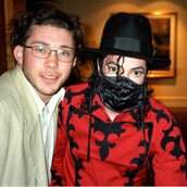 Ο απίθανος τύπος που έχει καταφέρει να φωτογραφηθεί σχεδόν με όλους τους διάσημους του πλανήτη