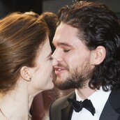 O Tζόν Σνόου και η Ίγκριτ είναι και επισήμως ζευγάρι στη ζωή