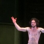 O Kit Harington αποκαλύπτει τα οπίσθιά του σε θέατρο στο Λονδίνο