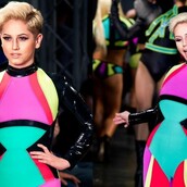 Θυμάστε τον πιτσιρικά που έγινε διάσημος ποζάροντας σαν diva στην τηλεόραση;