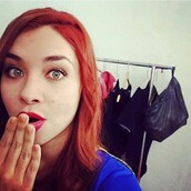 Αυτή η κοπέλα μπορεί να φορέσει τζιν χωρίς να χρησιμοποιεί καθόλου τα χέρια της (βίντεο)