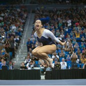 Αθλήτρια του U.C.L.A παντρεύει τις ασκήσεις εδάφους με το χιπ - χοπ και τρελαίνει το στάδιο και το ίντερνετ