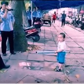 Πιτσιρικάς επιτίθεται εναντίον ελεγκτών που θέλουν να κλείσουν το κατάστημα των γονιών του