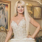 Μετά το χαμό για το χρυσό σαλόνι, η σύζυγός Πατούλη φωτογραφήθηκε ακόμη πιο χρυσή